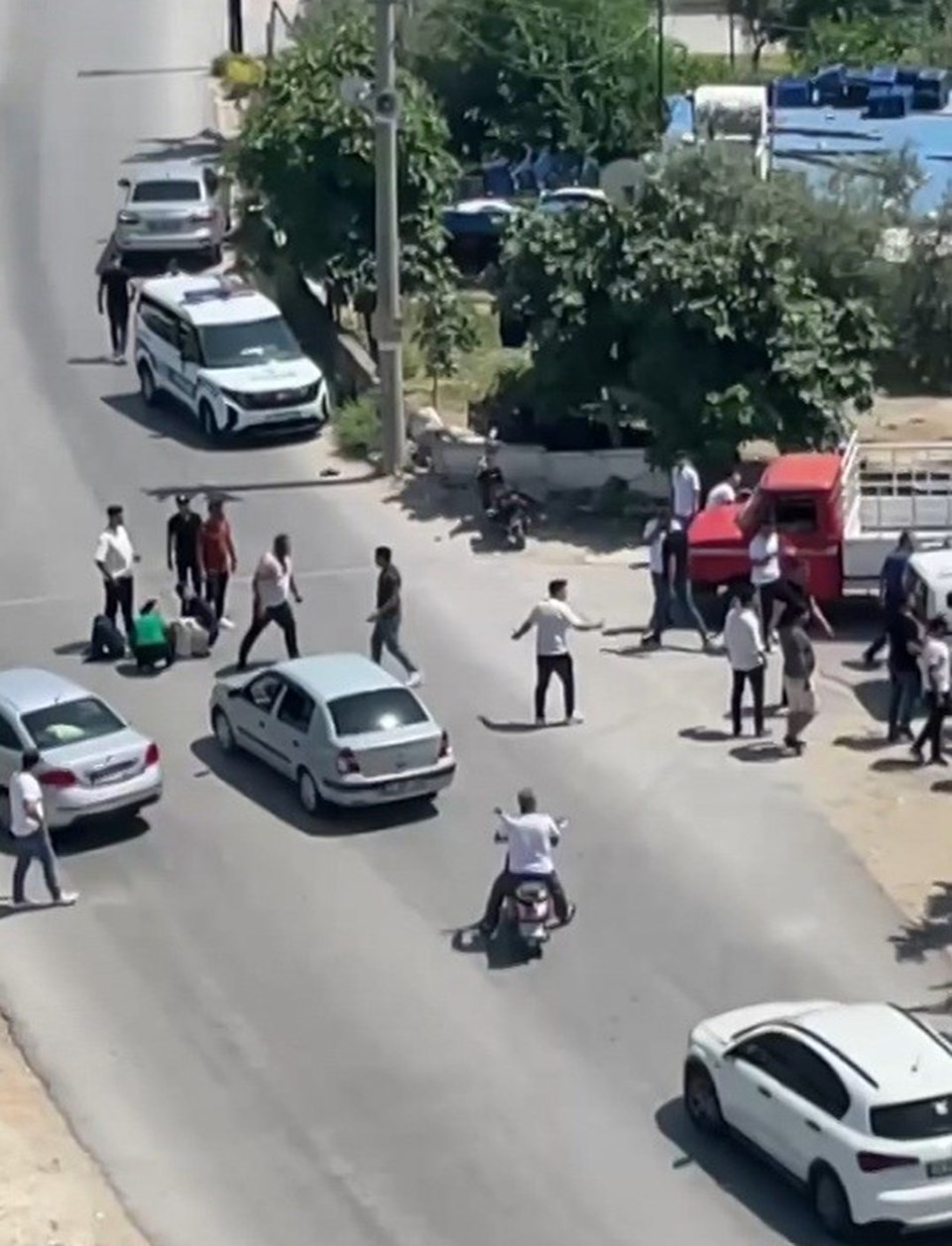 Trafik kazası sonrası meydan savaşı: Polis havaya ateş açtı - 1