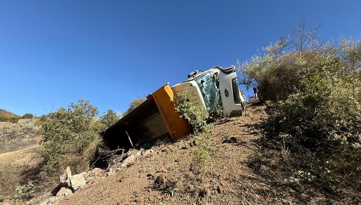 Çorum'da kamyon şarampole devrildi
