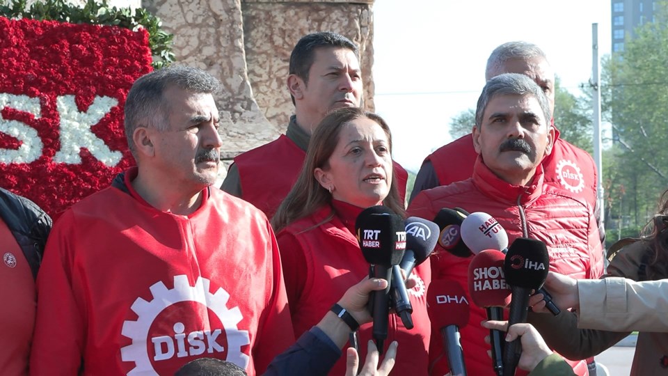 DİSK Taksim Cumhuriyet Anıtı'na çelenk bıraktı - 1