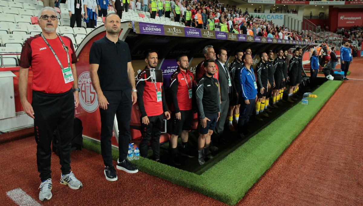 Süper Lig'de teknik direktör değişikliği: Osman Zeki Korkmaz görevinden ayrıldı