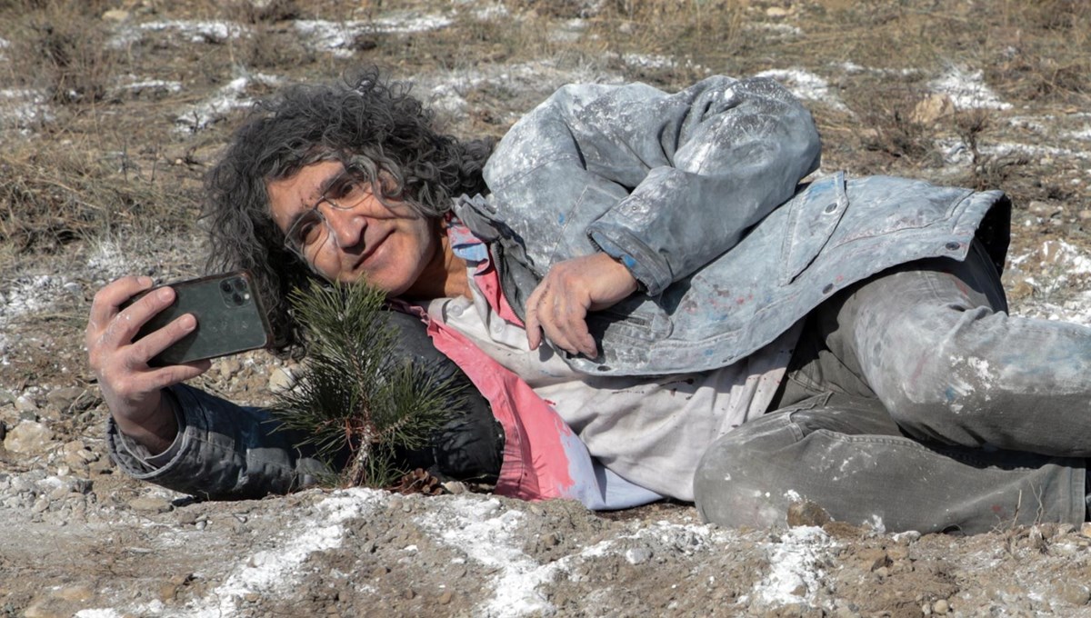 Geçen yıl diktiği fidana bu yıl doğum günü yaptı