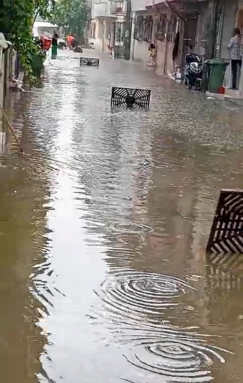 Bursa'da sağanak yağış hayatı felç etti! Rögarlar taştı, yollar dereye döndü - 3