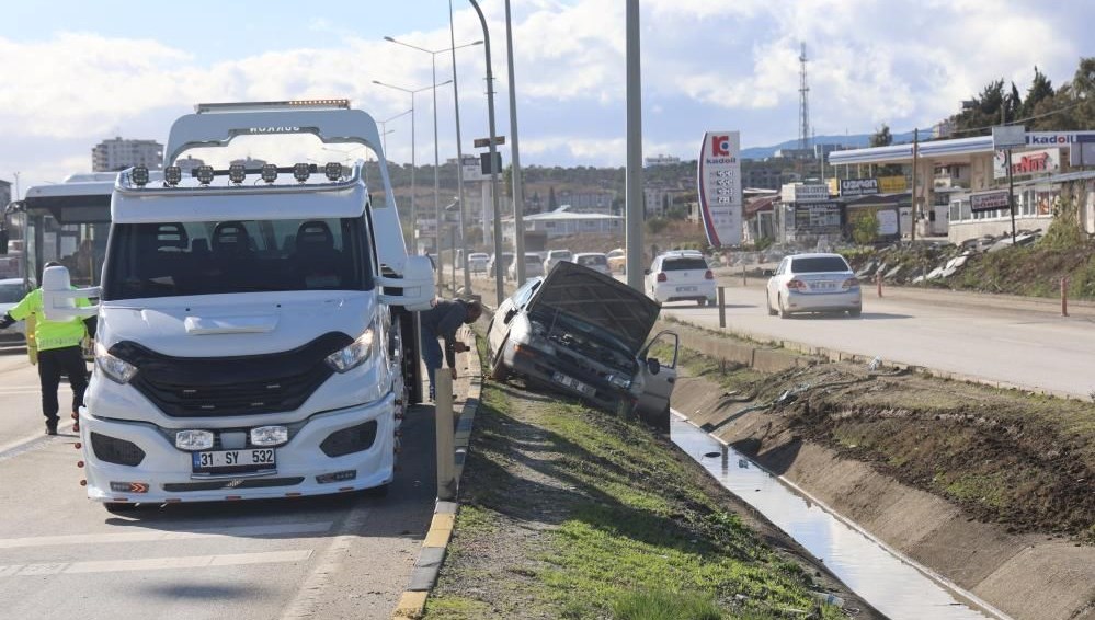 Otomobil önce refüje çarptı, sonra kanala düştü: Beş yaralı