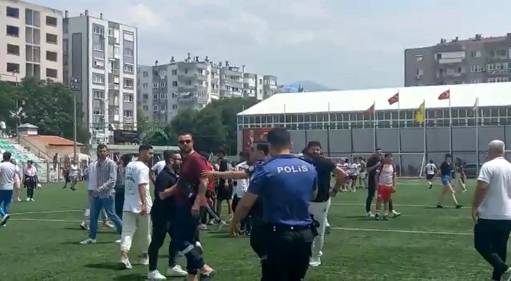 Taraftar sahada kadın futbolculara saldırdı: Erkek taraftar bize yumruk attı - 2