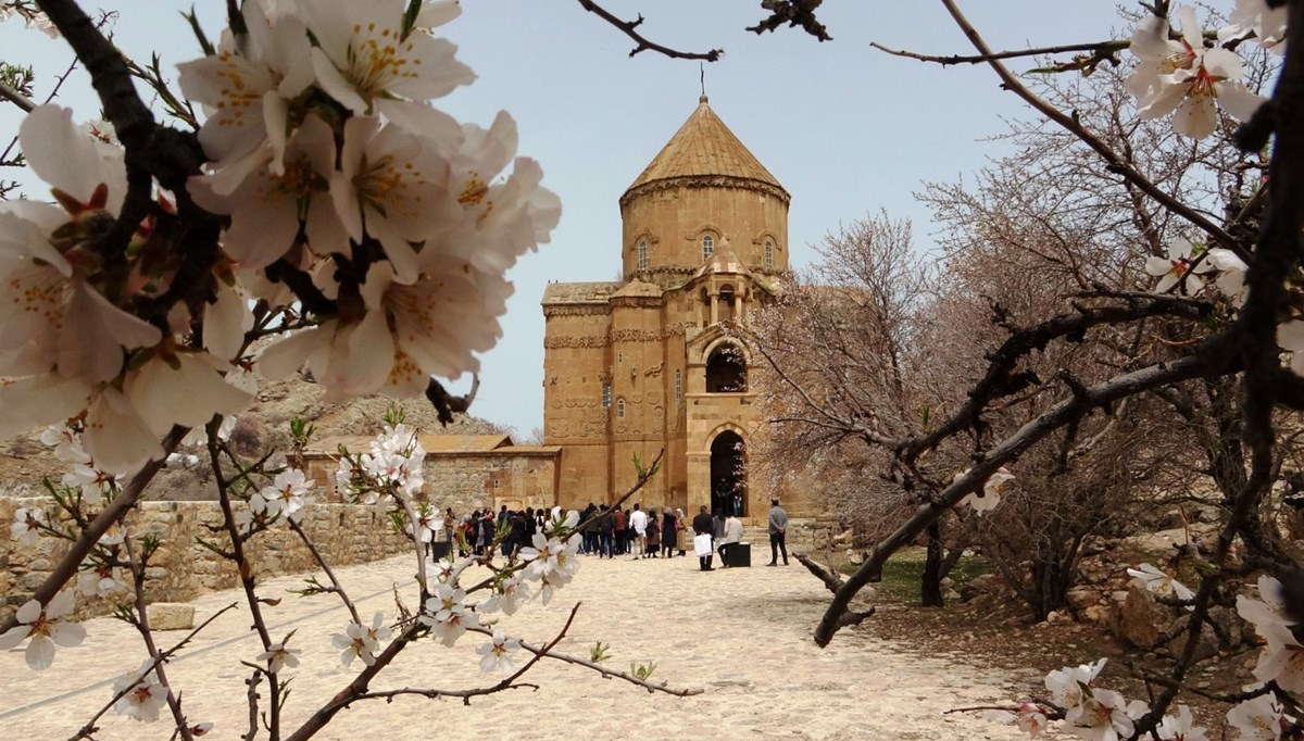 Akdamar Adası çiçek açtı