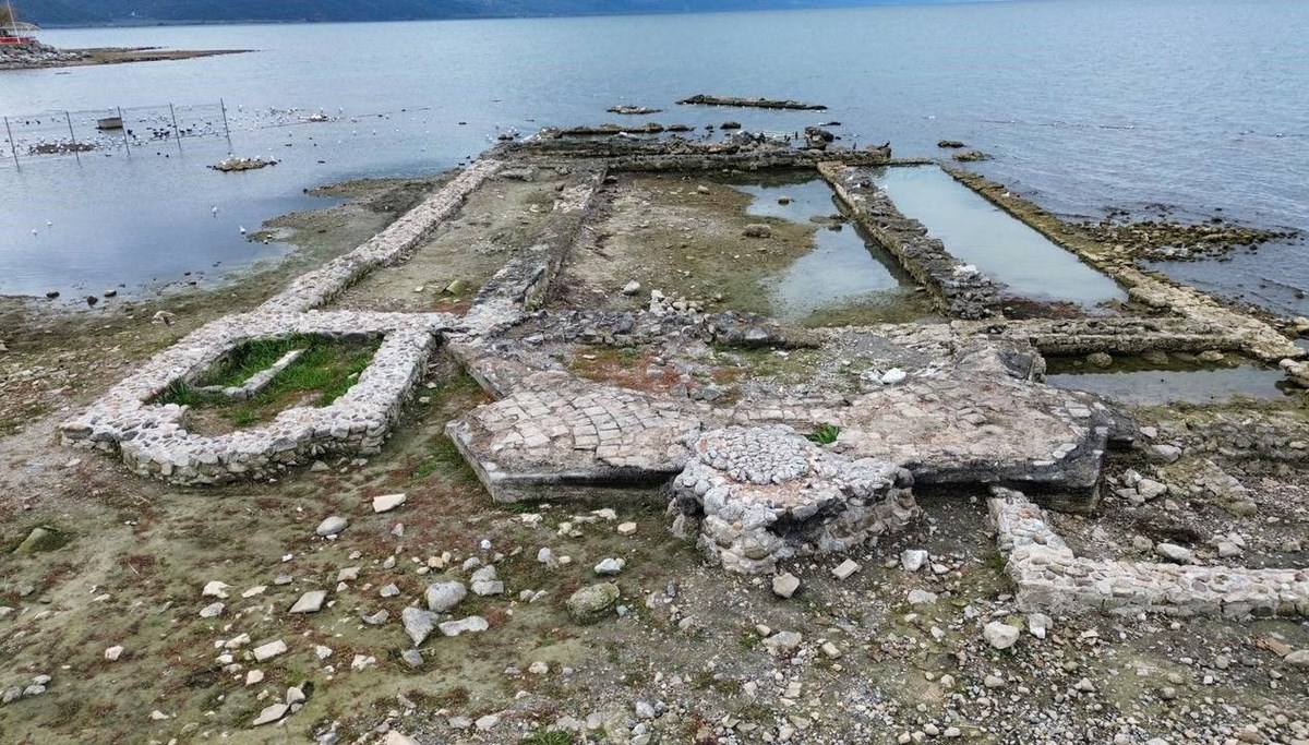 İznik Gölü'ndeki 2 bin yıllık bazilika kuraklıkla su yüzeyine çıktı İznik Gölü'ndeki 2 bin yıllık bazilika kuraklıkla su yüzeyine çıktı
