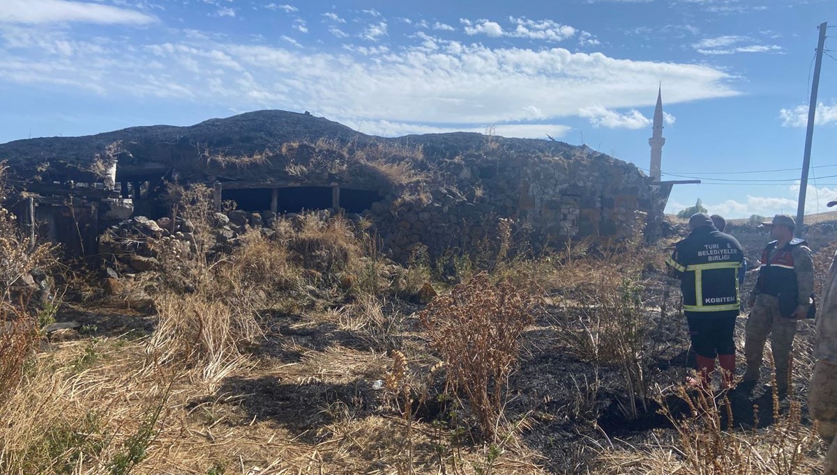 Kars'ta metruk bina yangını