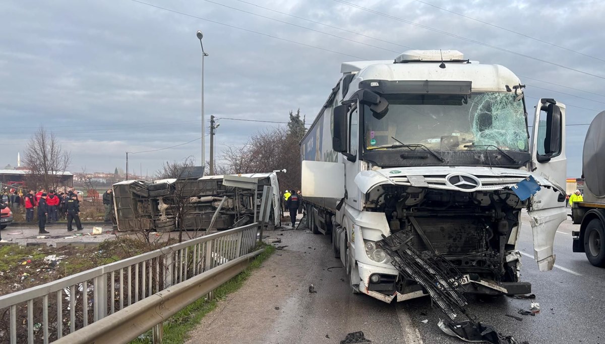 Balıkesir'de öğrenci servisi TIR'la çarpıştı: 3'ü ağır 28 yaralı Balıkesir'de öğrenci servisi TIR'la çarpıştı: 3'ü ağır 28 yaralı