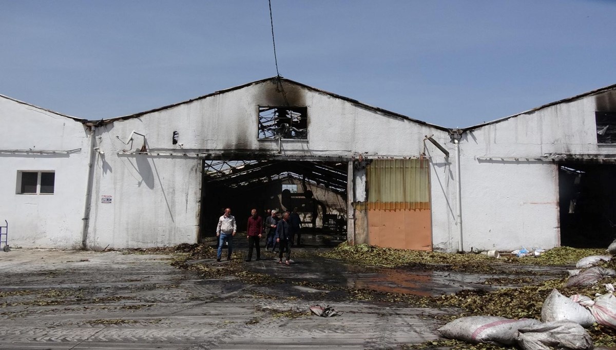 'Kuşum kaçtı' diyerek çatısına çıktığı fabrikayı benzin döküp yaktı
