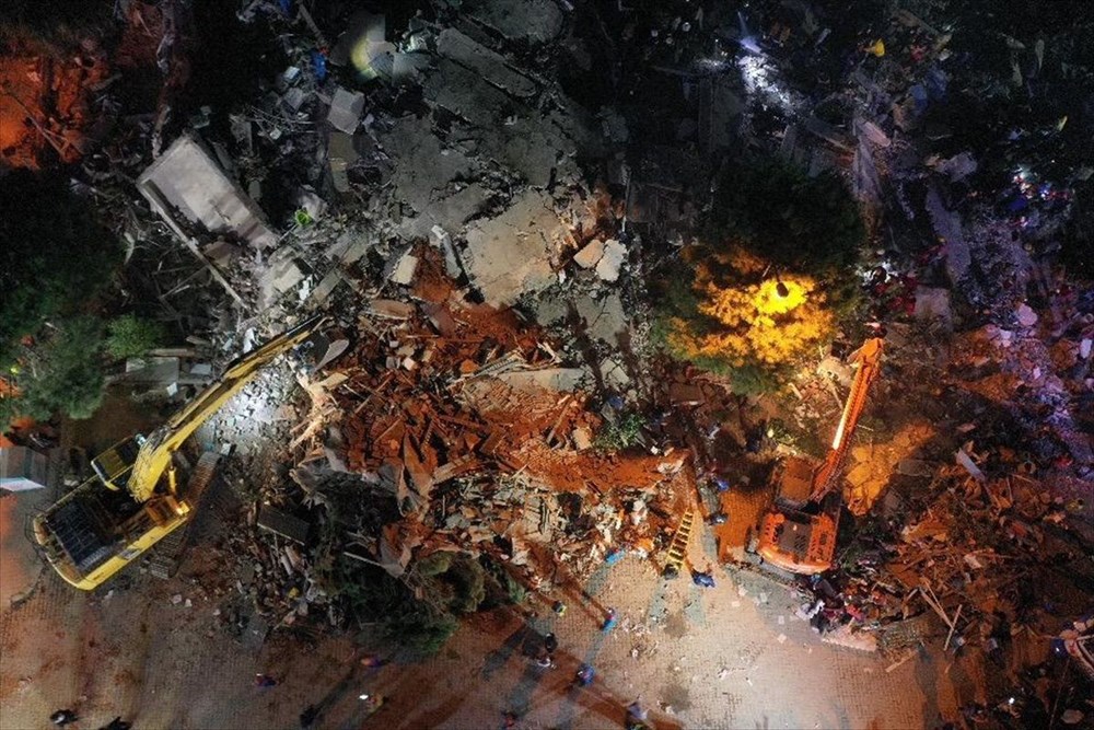 Enkaz altındakiler için zamana karşı yarış - 13