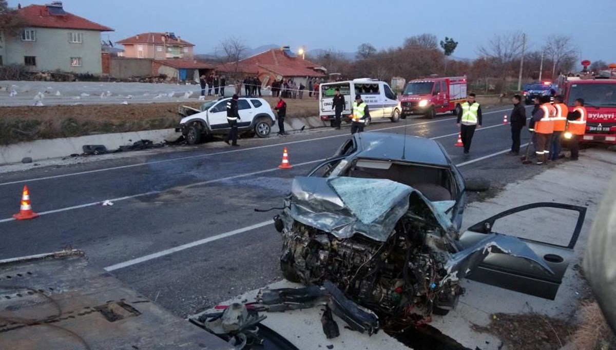 Uşak'ta iki otomobil kafa kafaya çarpıştı: 1 ölü, 2 yaralı