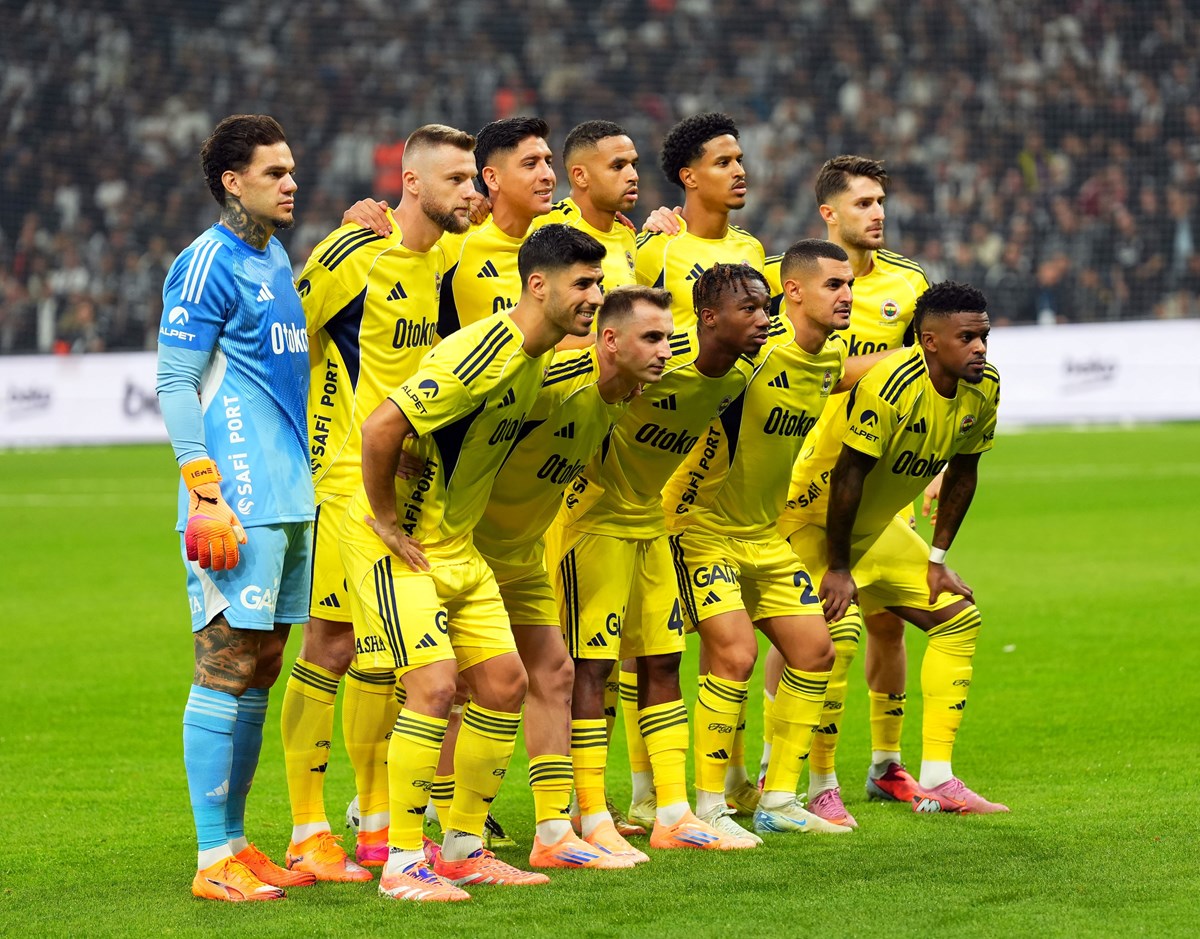 Fenerbahçe, Beşiktaş derbisi öncesi takım halinde fotoğraf çektirdi.
