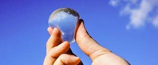 Pet şişe yerine yenilebilir su küresi