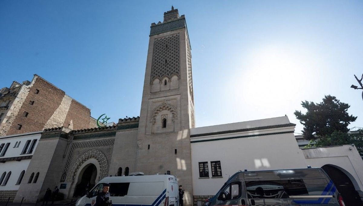 Paris'teki camilerin önüne 9 domuz kafası bırakıldı!