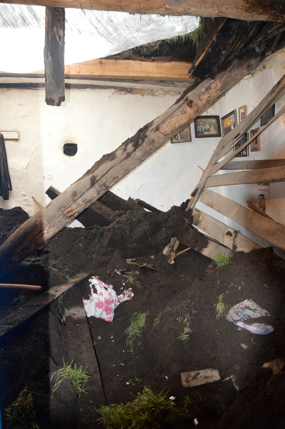 Ardahan'da kerpiç ev çöktü: 1 ölü, 2 yaralı - 1