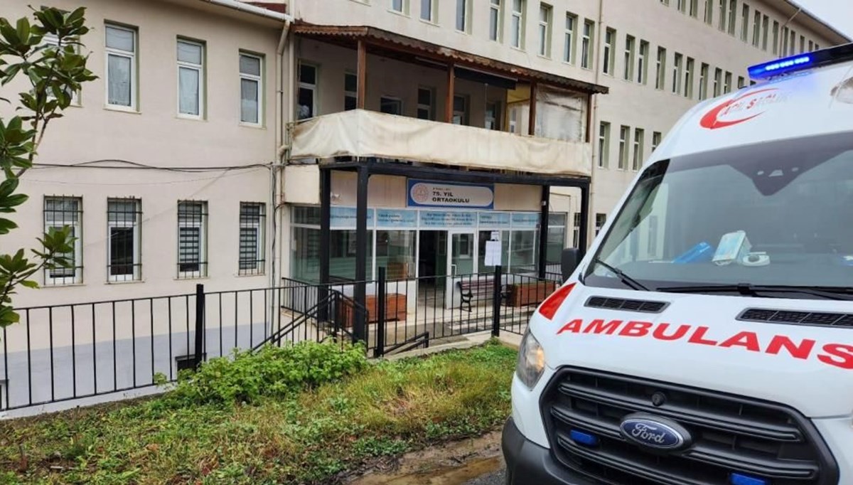 Şile'de gıda zehirlenmesi: 51 öğrenci hastanelik oldu Şile'de gıda zehirlenmesi: 51 öğrenci hastanelik oldu