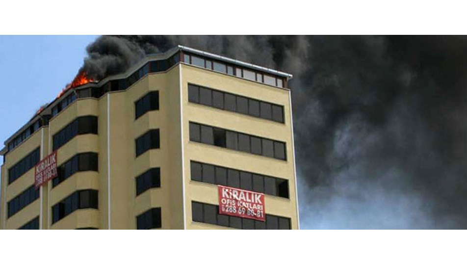Kadıköy’de 12 katlı binada korkutan yangın