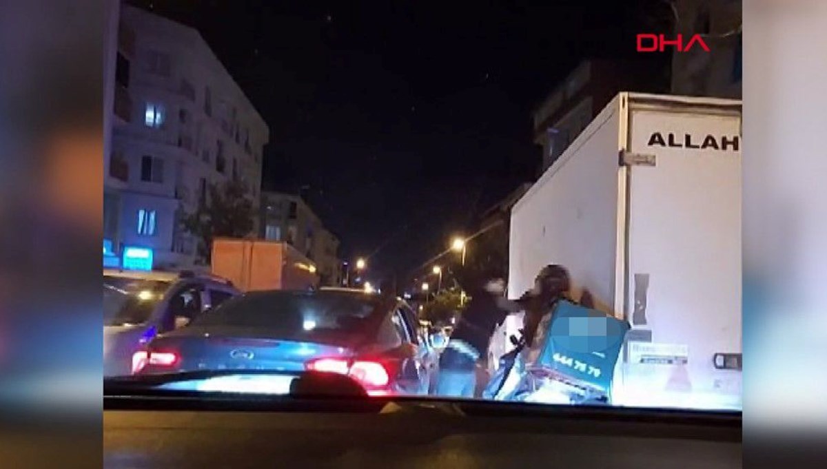 Trafikte kuryeye yumruklu saldırı Trafikte kuryeye yumruklu saldırı