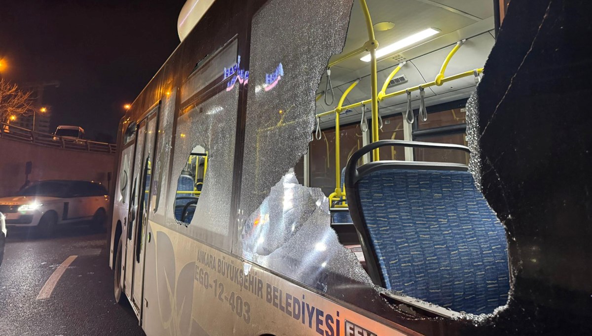 Kendisine yol vermeyen otobüsün camlarını kırdı Kendisine yol vermeyen otobüsün camlarını kırdı