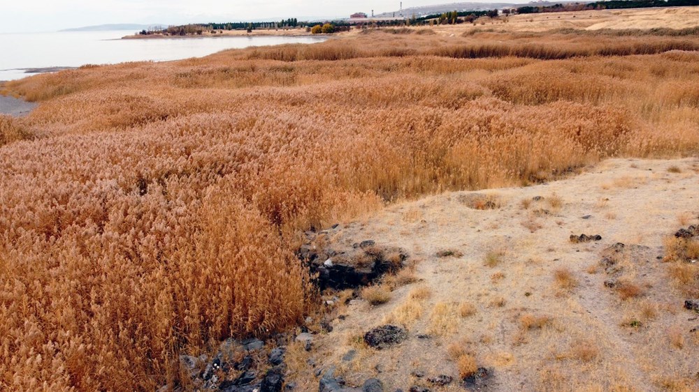 Van Gölü çekilince Urartular dönemine ait liman kalıntıları ortaya çıktı - 7