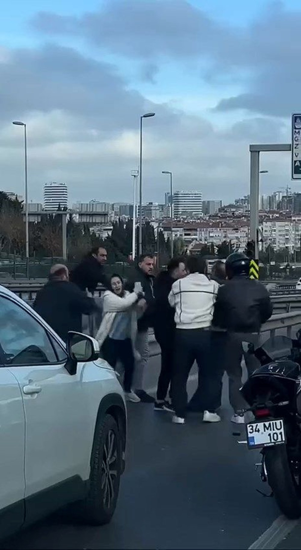 İstanbul’da trafiği durduran kavga: Tekme tokat birbirlerine girdiler - 5