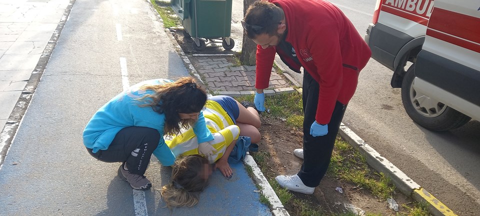 Yol kenarında baygın halde bulunan kadın ekipleri alarma geçirdi - 1