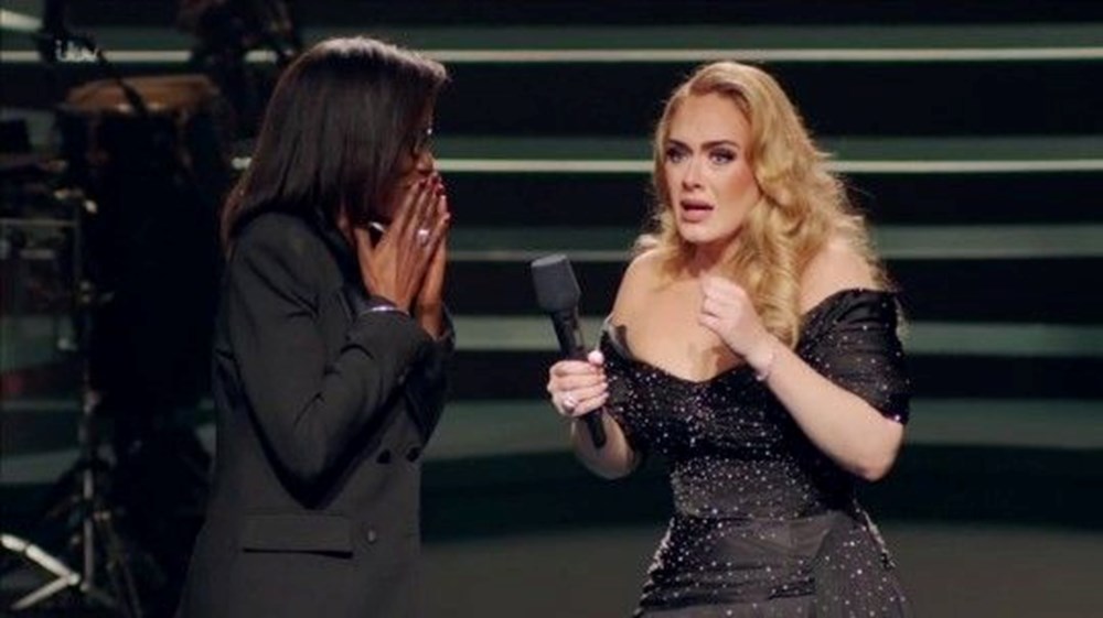 Adele konserinde öğretmenini görünce ağladı - 3
