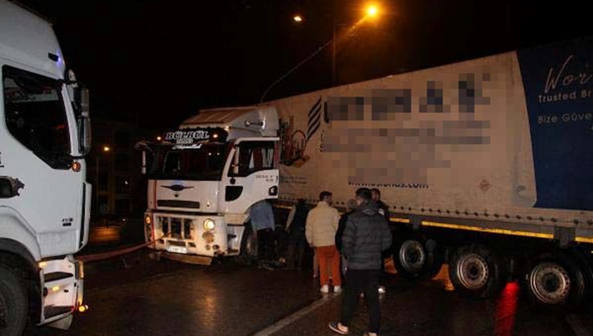 Yağışlı havada kayan TIR, yolu trafiğe kapattı