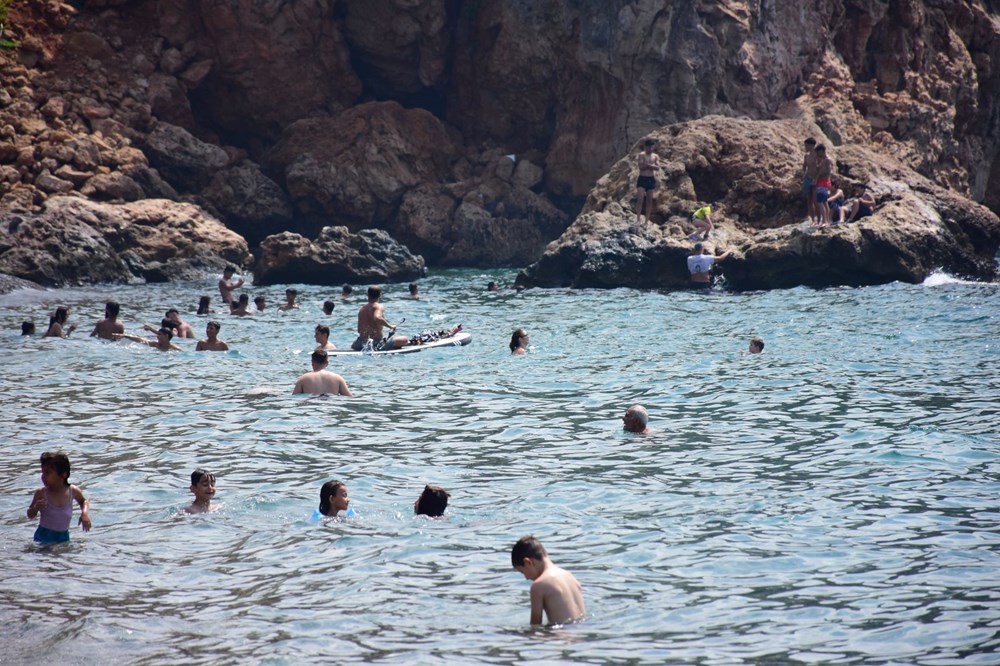 Antalya’da bunaltıcı sıcak: Deniz suyu 30 dereceye
yaklaştı - 3