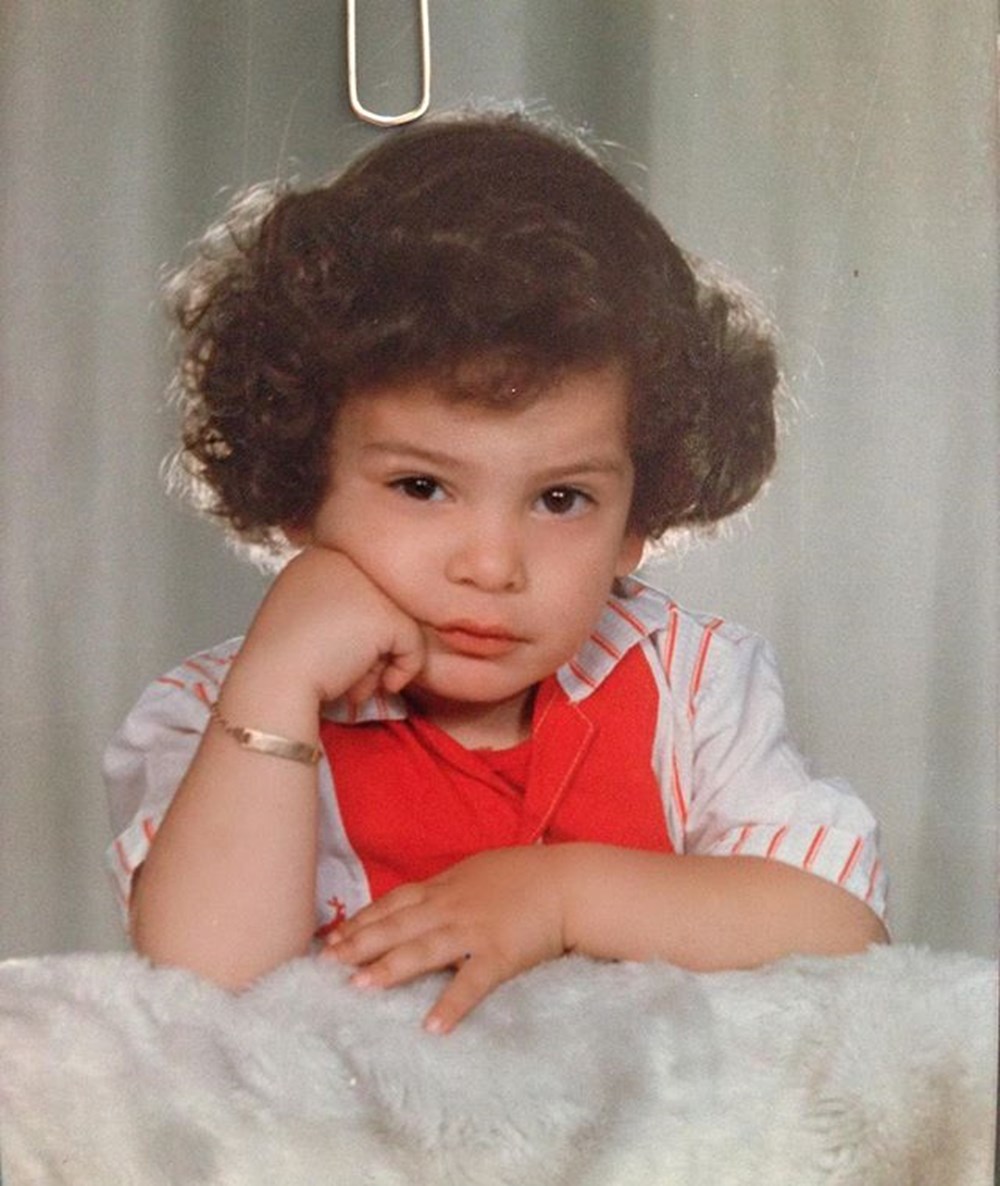 Su Burcu Yazgı Coşkun'dan nostaljik kare (Ünlülerin çocukluk ve gençlik halleri) - 643