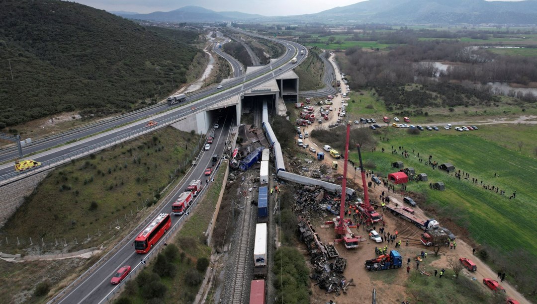 Μετά το σιδηροδρομικό δυστύχημα στο οποίο έχασαν τη ζωή τους τουλάχιστον 38 άνθρωποι στην Ελλάδα, ο υπουργός Μεταφορών Καραμανλής παραιτήθηκε