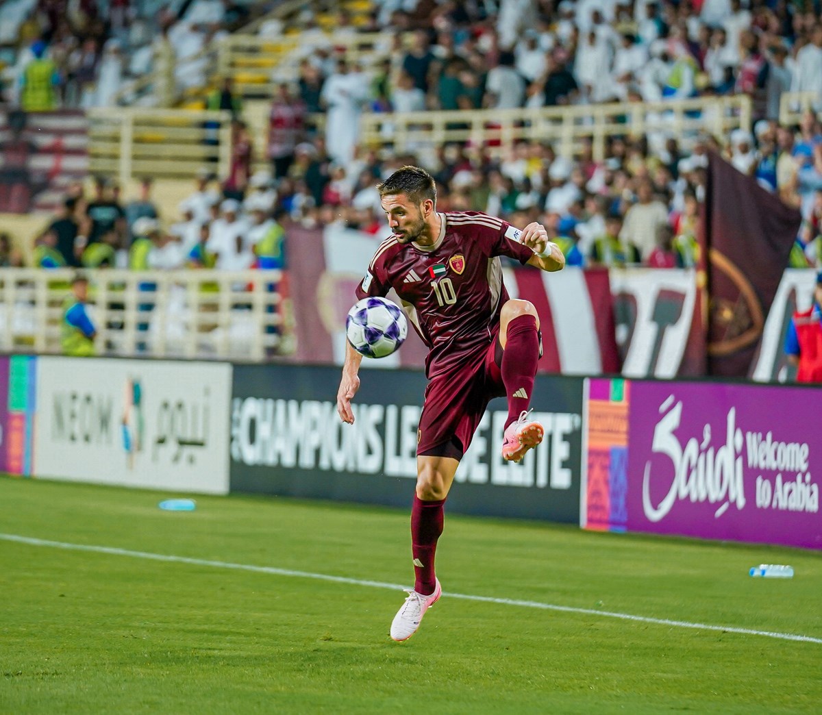 Dusan Tadic, kendisine gelen topu kontrol ediyor.