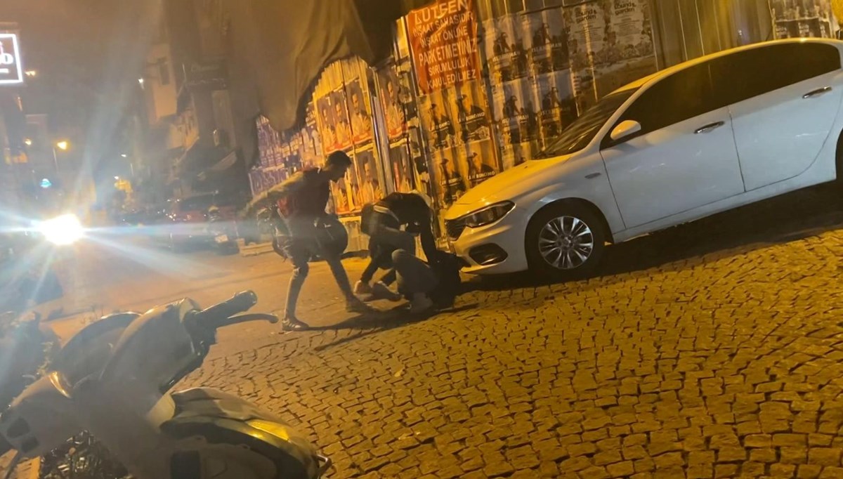 Beşiktaş'ta bıçaklı kavga kamerada: Hem yaraladı hem yardım etti Beşiktaş'ta bıçaklı kavga kamerada: Hem yaraladı hem yardım etti