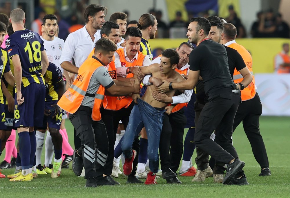 Ankara'da sahaya giren taraftar Beşiktaşlı futbolculara saldırdı - 13
