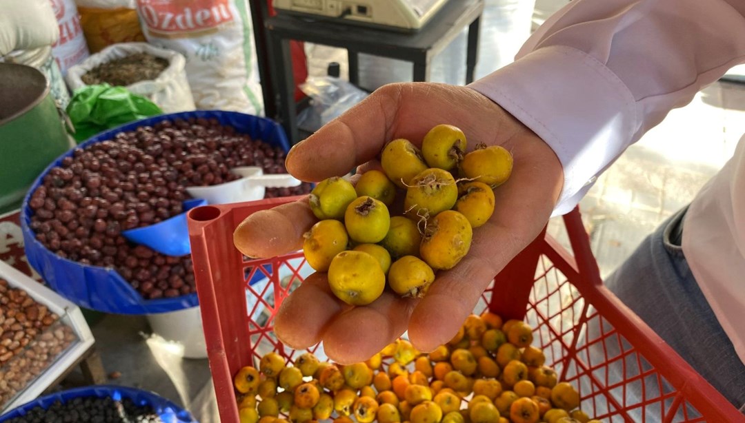 Mevsim geçişlerinde soluğu aktarda alıyorlar: Alıç, bitki çayları, propolis...