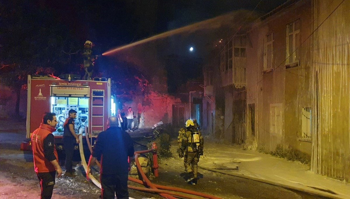 İzmir'de tekstil atölyesinde çıkan yangın, bitişikteki binaya da sıçradı İzmir'de tekstil atölyesinde çıkan yangın, bitişikteki binaya da sıçradı