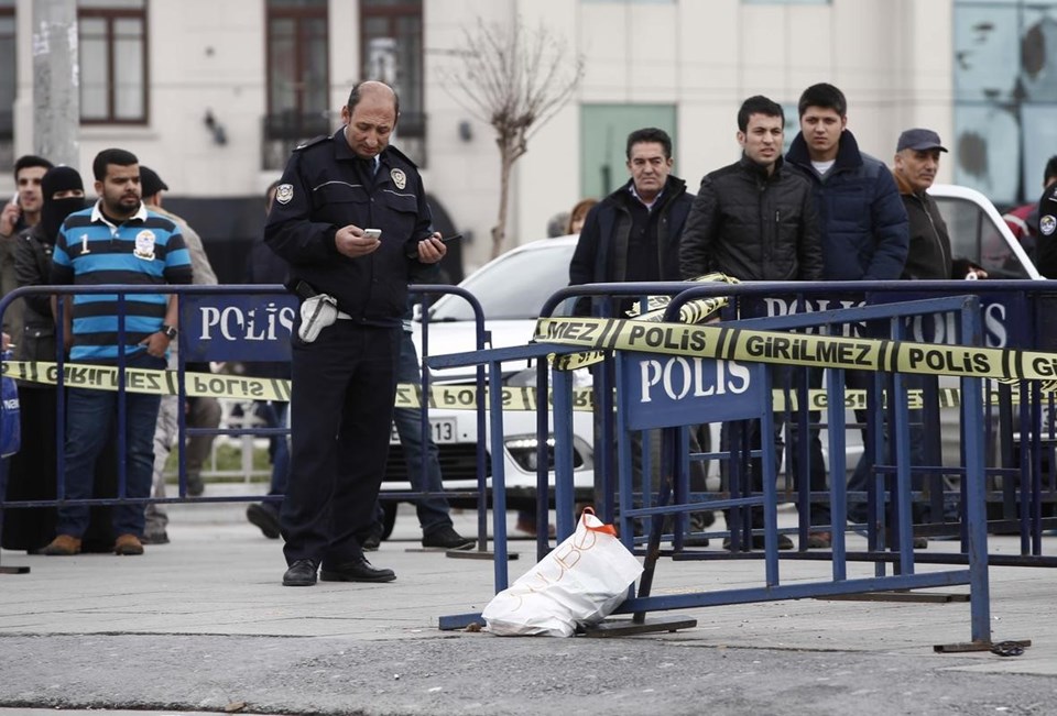 Taksim Meydanı'nda siyah giyimli bir kadın polise ateş açtı - 2