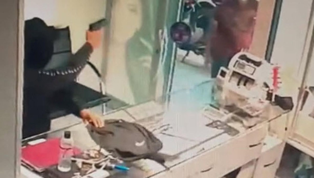 İzmir'de silahlı ve maskeli soygun kamerada: Kuyumcuyu vurup kaçtı İzmir'de silahlı ve maskeli soygun kamerada: Kuyumcuyu vurup kaçtı
