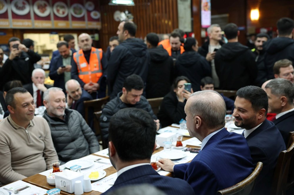 Cumhurbaşkanı Erdoğan geceyi dışarıda geçiren vatandaşlarla sohbet etti - 3