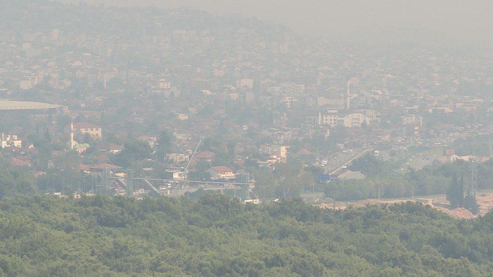 Antalya kent merkezinin üstü, Burdur Bucak'taki yangın nedeniyle dumanla kaplandı.