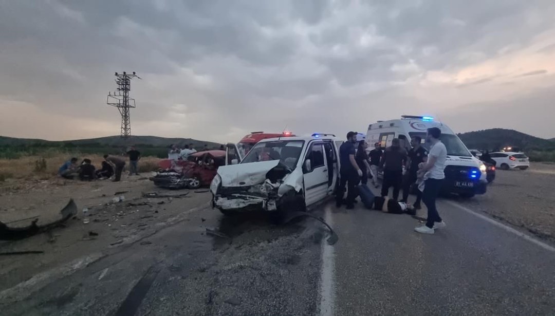Adana’da feci kaza | İki otomobil kafa kafaya çarpıştı: 1 ölü, 5 yaralı