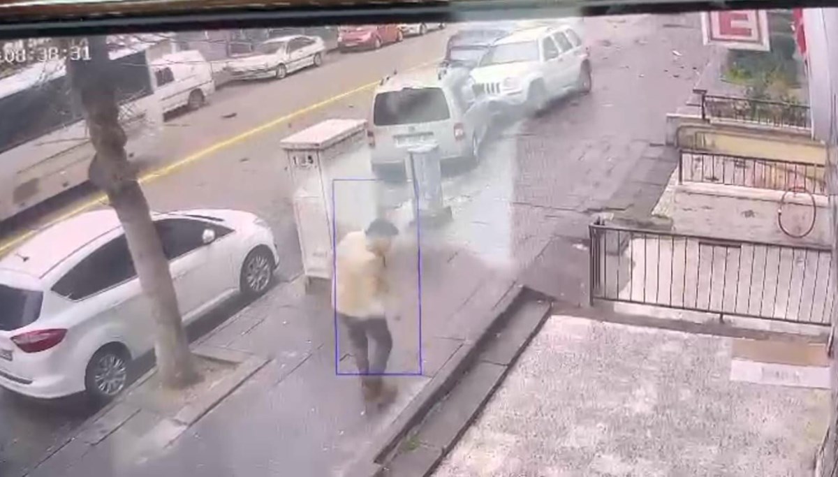 Ankara'da cip, park halindeki 4 araca çarptı Ankara'da cip, park halindeki 4 araca çarptı