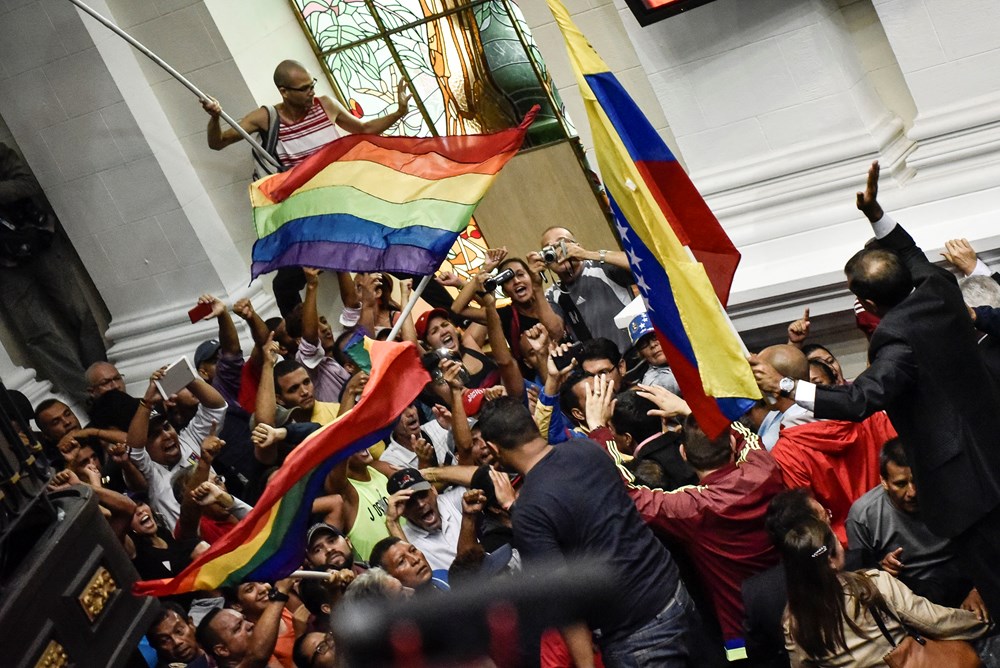 Venezuela'da Maduro destekçileri meclisi bastı - 1
