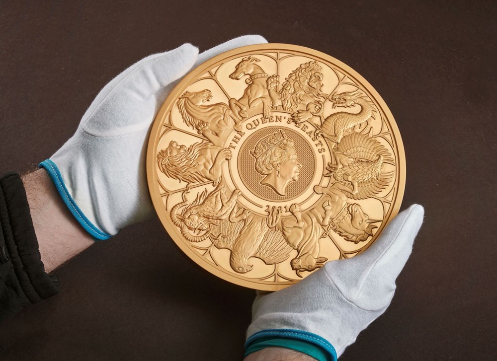 Kraliçe Elizabeth'in canavar figürlerini temsil eden madeni para - 2