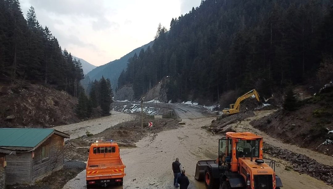 Karlar eriyince alabalık tesisini su bastı