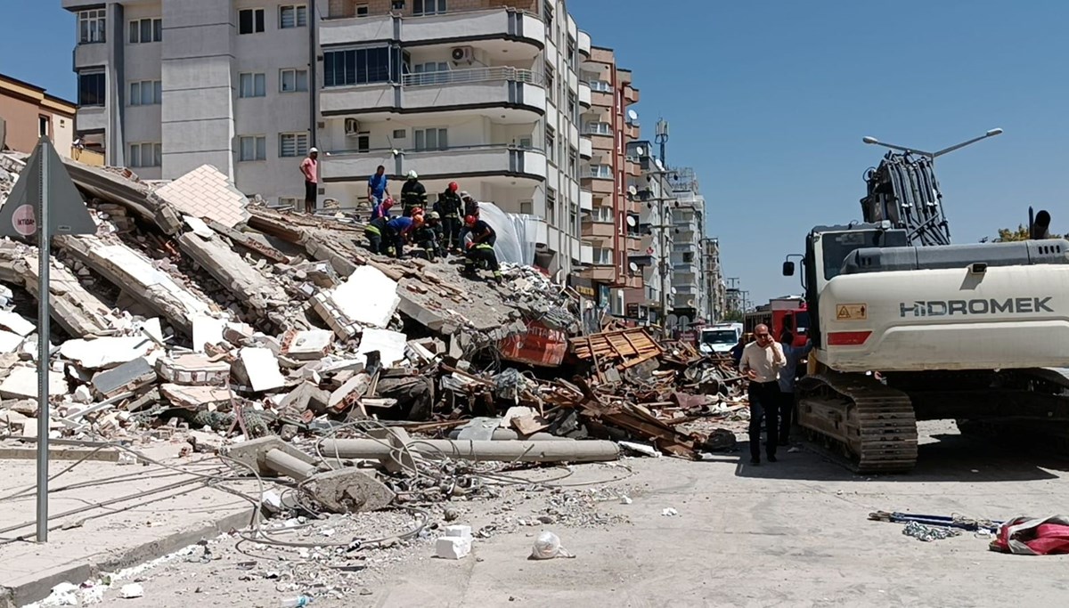 Hasarlı bina yıkım sırasında çöktü: 1 ölü