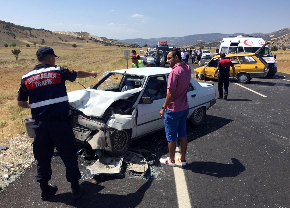 Burdur'da 3 otomobil çarpıştı: 1 ölü, 9 yaralı - 1