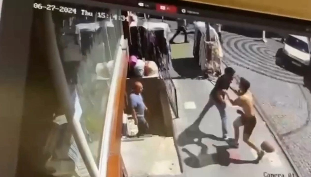 Fatih'te bıçaklı sopalı yol verme kavgası Fatih'te bıçaklı sopalı yol verme kavgası