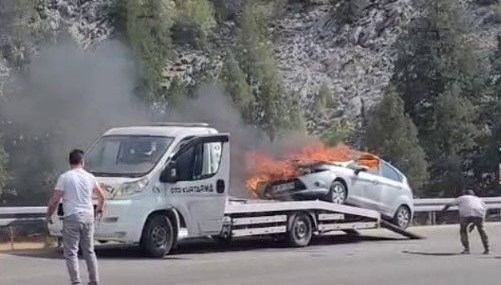 Çekici üzerindeki otomobil alev aldı