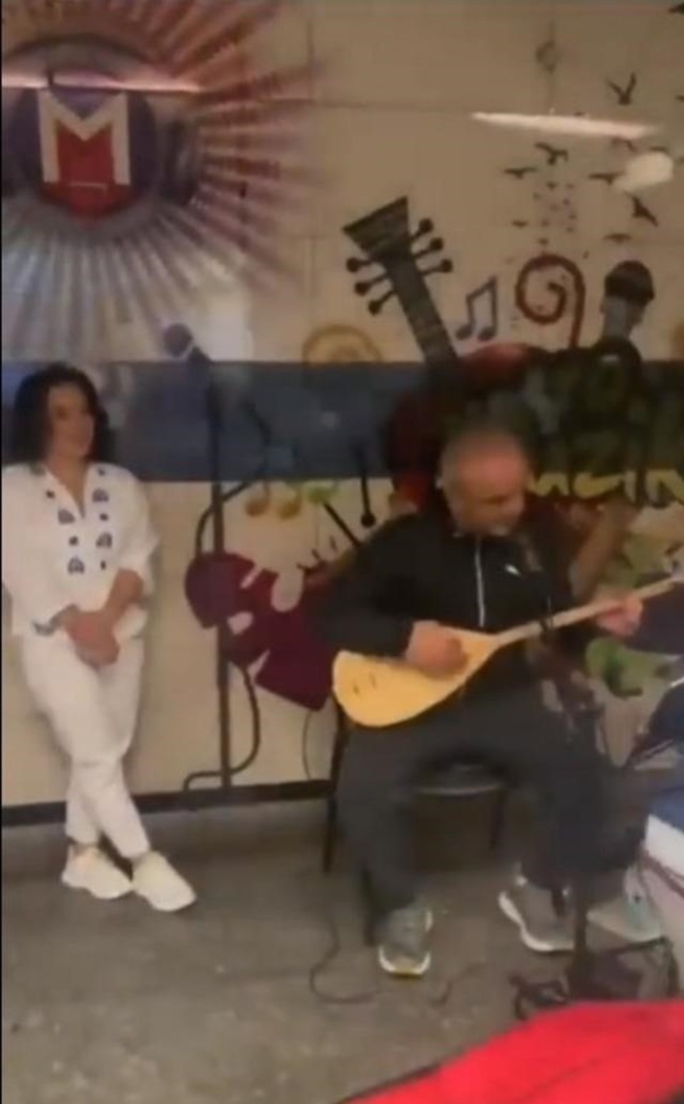 Yılmaz Erdoğan metroda sokak sanatçısına eşlik etti - 1
